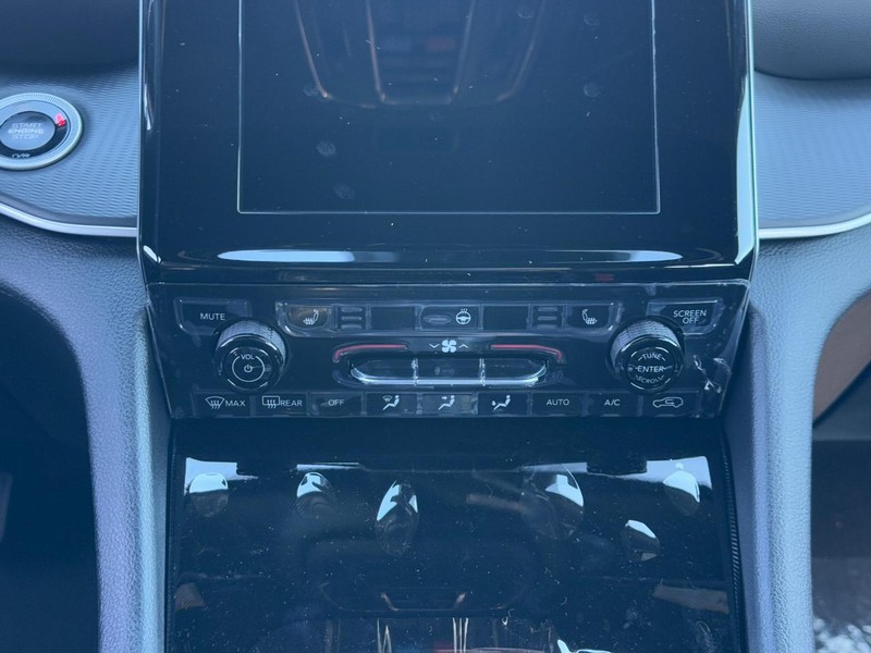 Jeep Grand Cherokee L Vehicle Full-screen Gallery Image 9