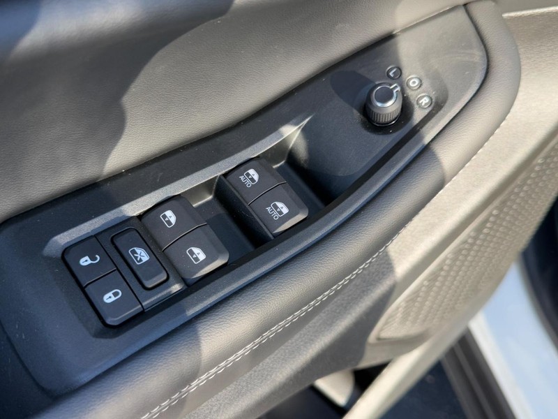 Jeep Grand Cherokee L Vehicle Full-screen Gallery Image 10