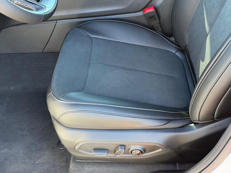 Jeep Grand Cherokee L Vehicle Full-screen Gallery Image 11