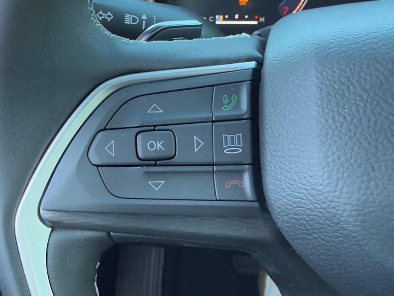 Jeep Grand Cherokee L Vehicle Full-screen Gallery Image 12