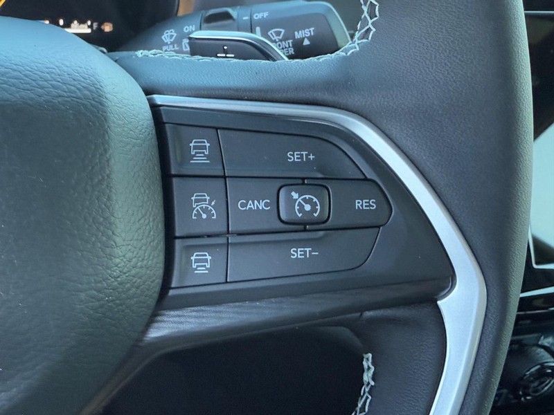 Jeep Grand Cherokee L Vehicle Full-screen Gallery Image 13