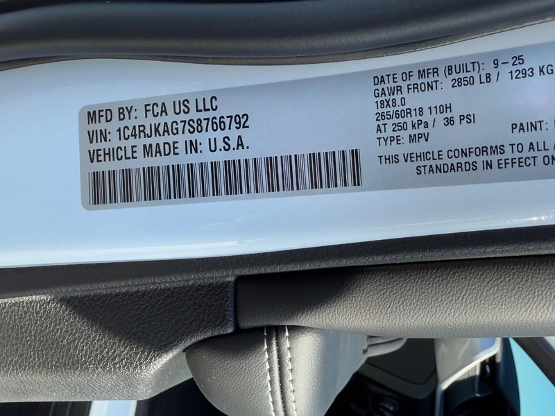 Jeep Grand Cherokee L Vehicle Full-screen Gallery Image 16