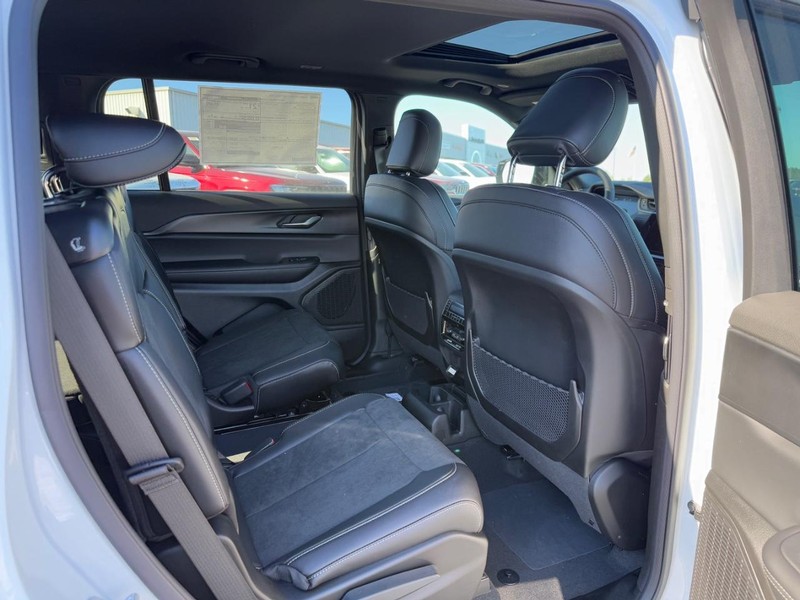 Jeep Grand Cherokee L Vehicle Full-screen Gallery Image 5