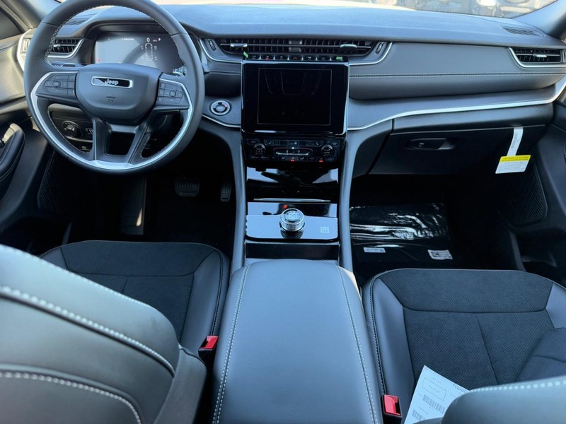 Jeep Grand Cherokee L Vehicle Full-screen Gallery Image 6