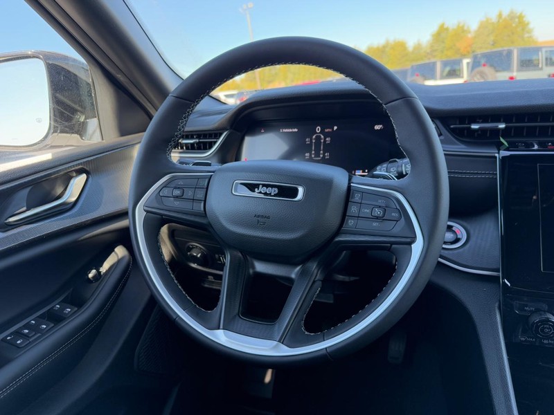 Jeep Grand Cherokee L Vehicle Full-screen Gallery Image 7