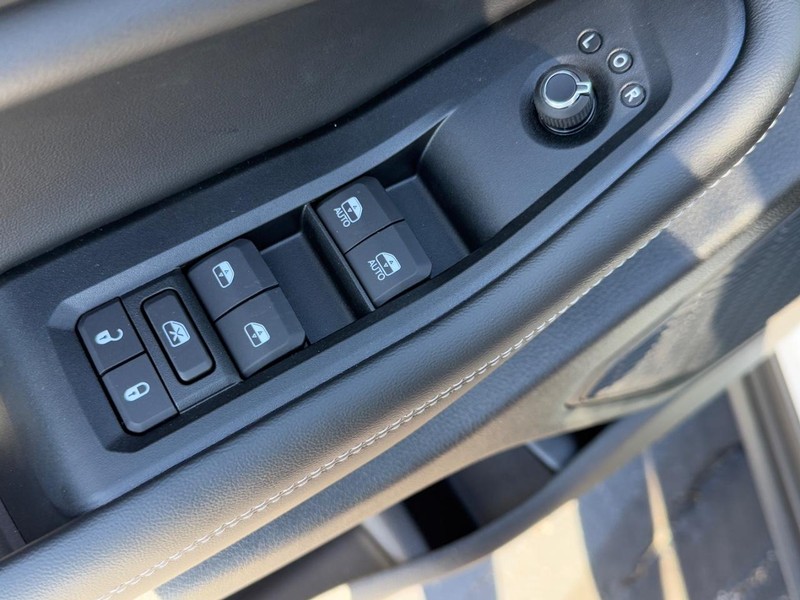 Jeep Grand Cherokee L Vehicle Full-screen Gallery Image 9