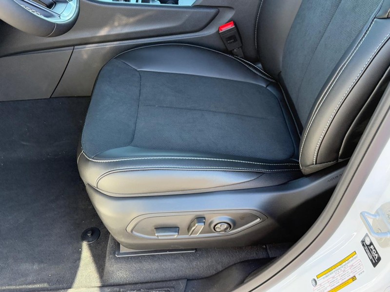 Jeep Grand Cherokee L Vehicle Full-screen Gallery Image 10