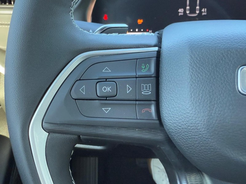 Jeep Grand Cherokee L Vehicle Full-screen Gallery Image 11