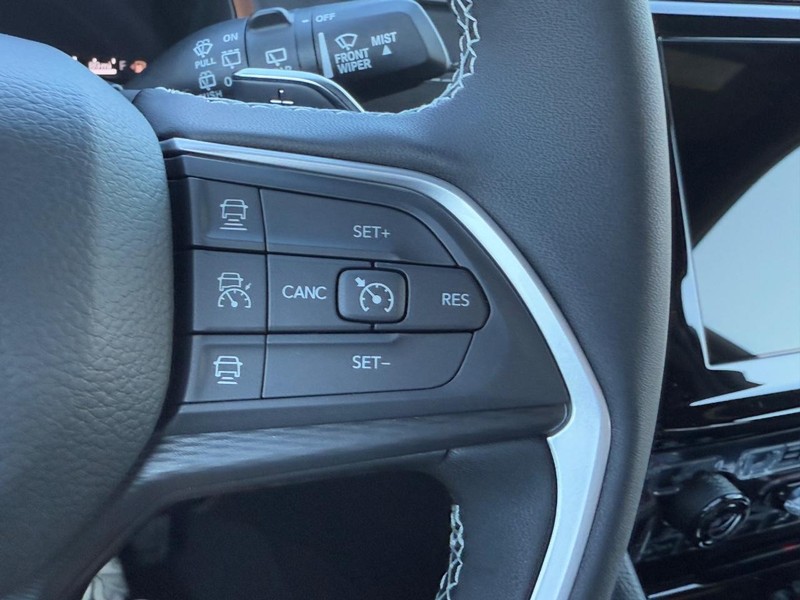 Jeep Grand Cherokee L Vehicle Full-screen Gallery Image 12