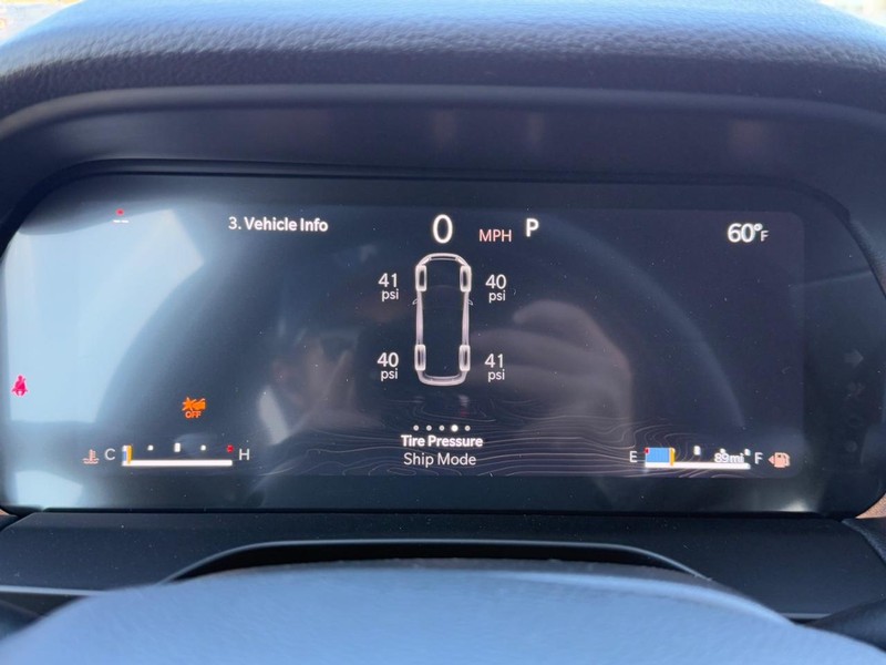 Jeep Grand Cherokee L Vehicle Full-screen Gallery Image 13