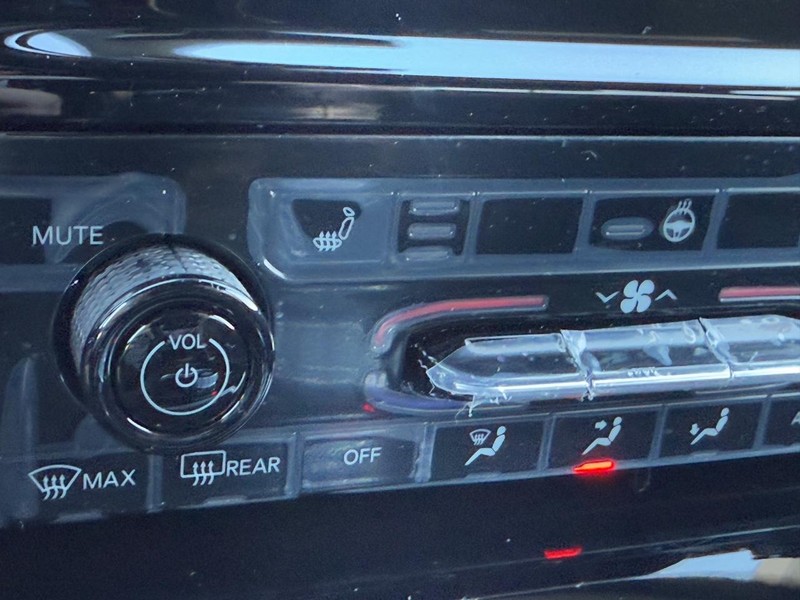 Jeep Grand Cherokee L Vehicle Full-screen Gallery Image 14