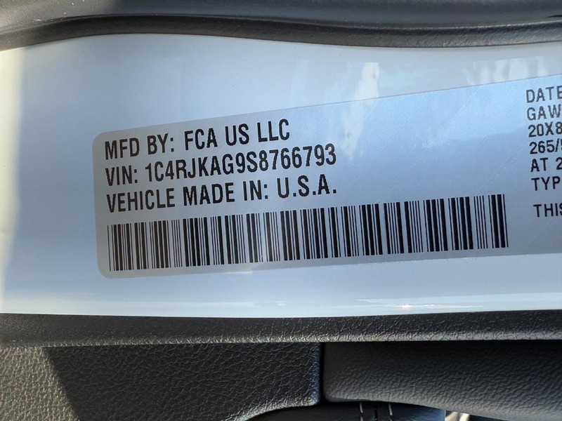 Jeep Grand Cherokee L Vehicle Full-screen Gallery Image 15