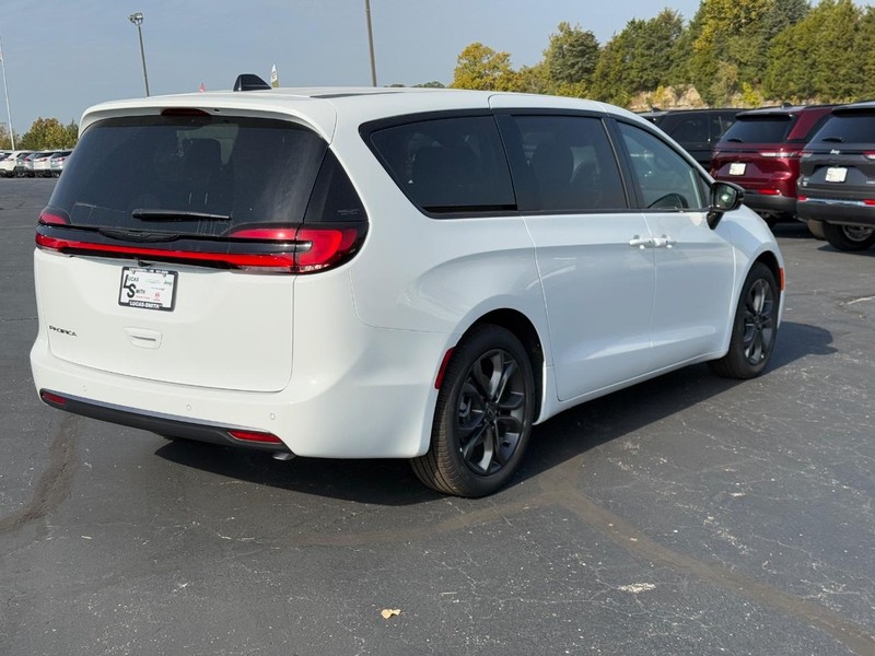 Chrysler Pacifica Vehicle Full-screen Gallery Image 3