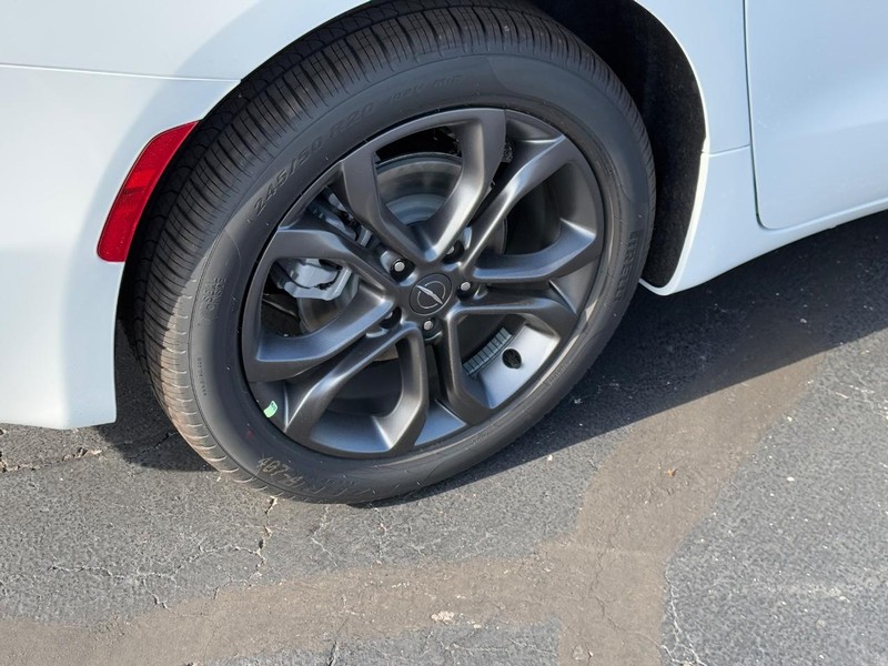 Chrysler Pacifica Vehicle Full-screen Gallery Image 4