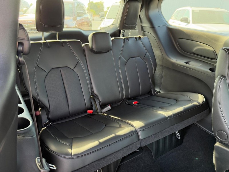 Chrysler Pacifica Vehicle Full-screen Gallery Image 5