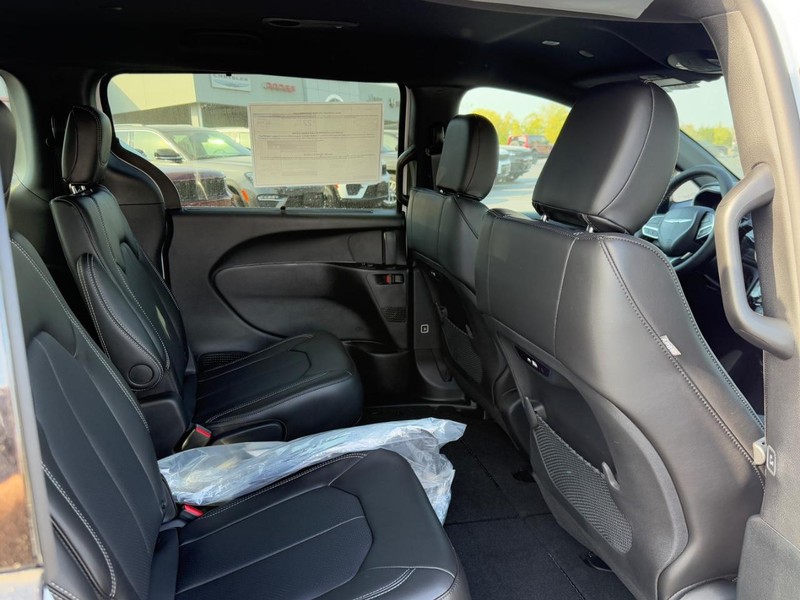 Chrysler Pacifica Vehicle Full-screen Gallery Image 6