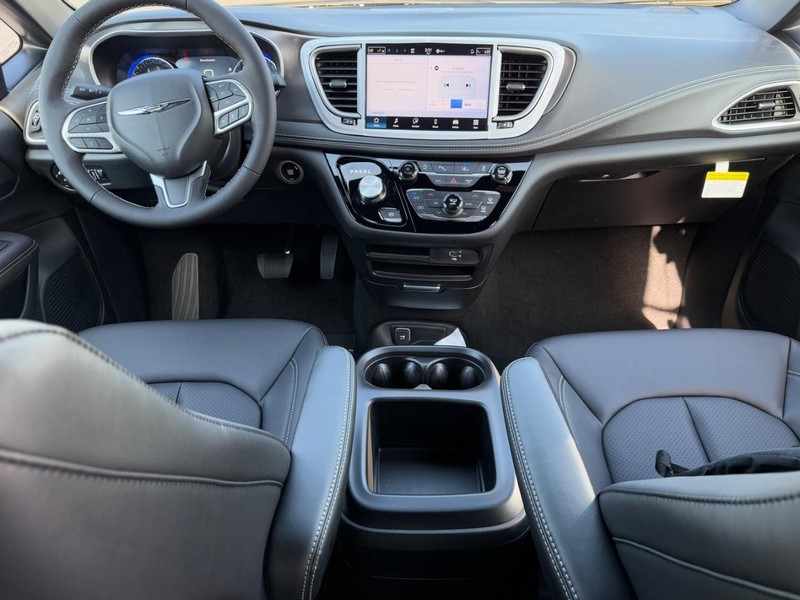 Chrysler Pacifica Vehicle Full-screen Gallery Image 7