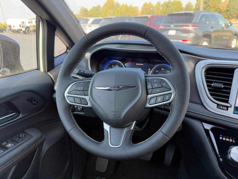 Chrysler Pacifica Vehicle Full-screen Gallery Image 8