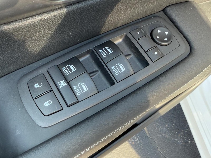 Chrysler Pacifica Vehicle Full-screen Gallery Image 10