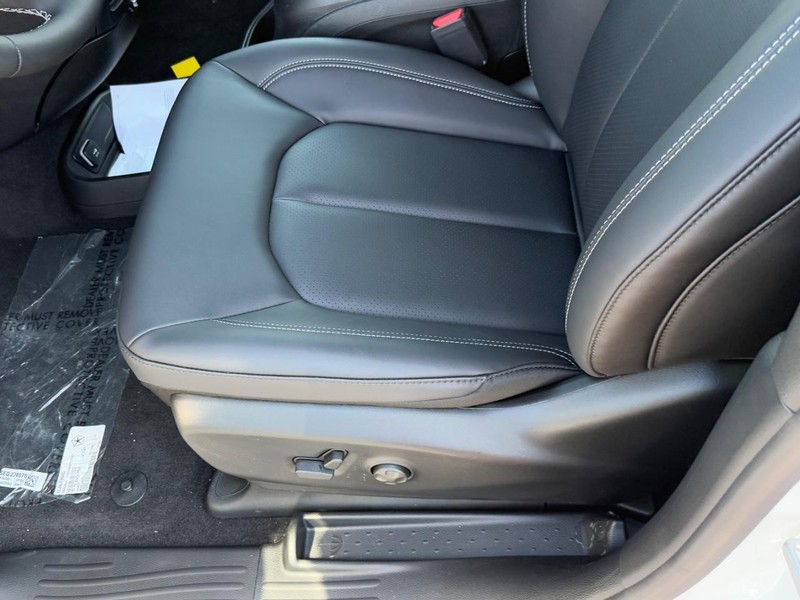 Chrysler Pacifica Vehicle Full-screen Gallery Image 12