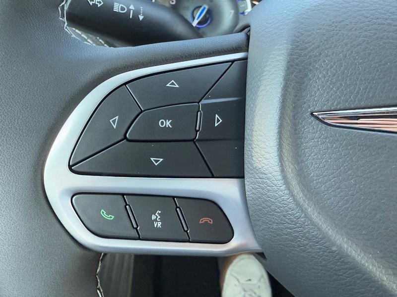 Chrysler Pacifica Vehicle Full-screen Gallery Image 13