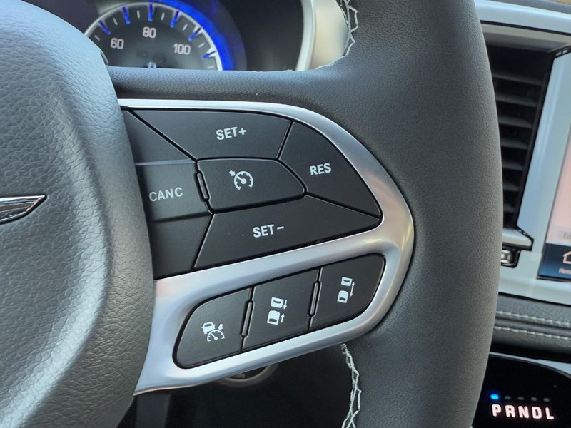 Chrysler Pacifica Vehicle Full-screen Gallery Image 14