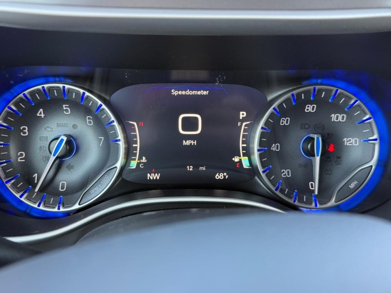 Chrysler Pacifica Vehicle Full-screen Gallery Image 15