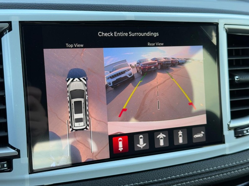 Chrysler Pacifica Vehicle Full-screen Gallery Image 16