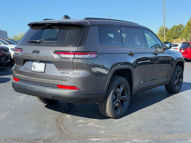Jeep Grand Cherokee L Vehicle Full-screen Gallery Image 3