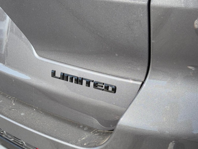 Jeep Grand Cherokee L Vehicle Full-screen Gallery Image 4