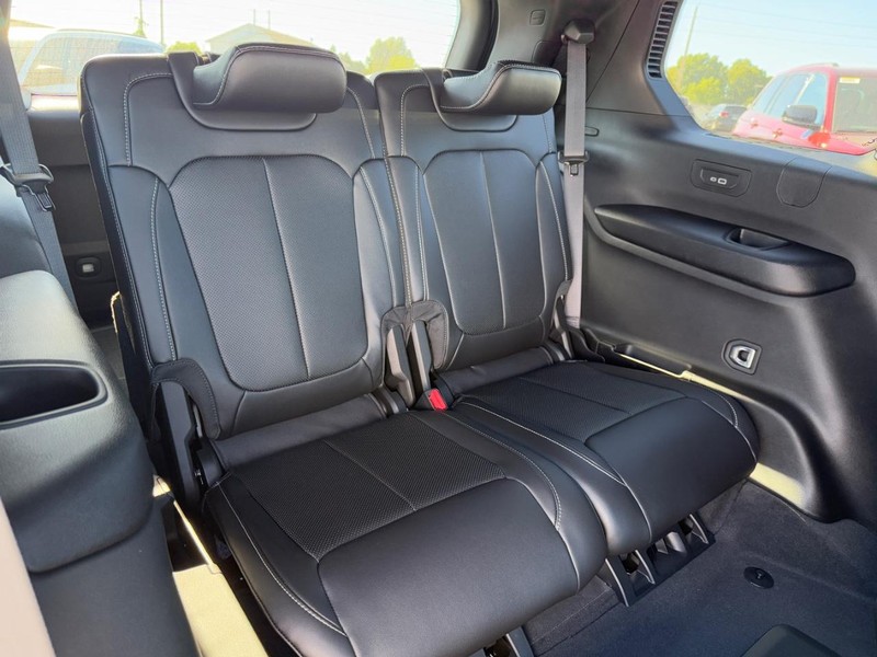 Jeep Grand Cherokee L Vehicle Full-screen Gallery Image 6