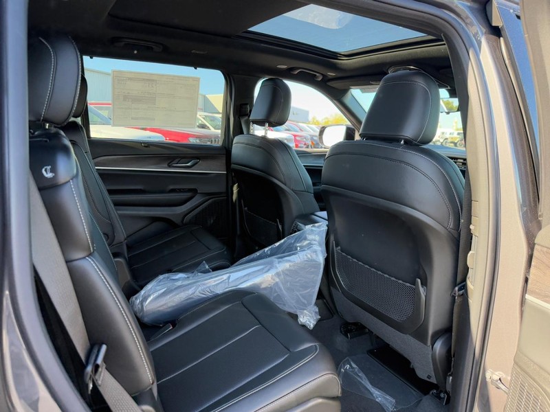 Jeep Grand Cherokee L Vehicle Full-screen Gallery Image 7