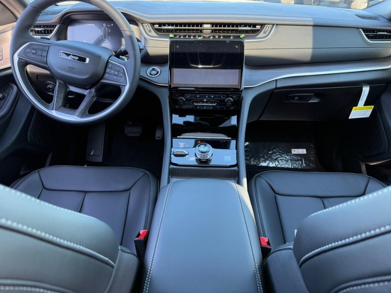 Jeep Grand Cherokee L Vehicle Full-screen Gallery Image 8