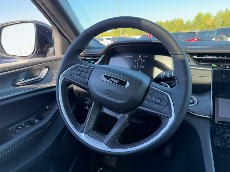 Jeep Grand Cherokee L Vehicle Full-screen Gallery Image 9