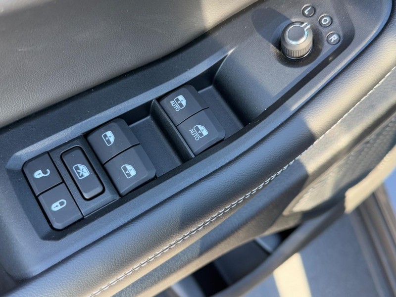 Jeep Grand Cherokee L Vehicle Full-screen Gallery Image 11