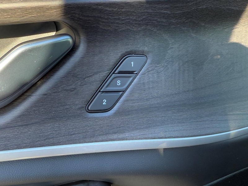 Jeep Grand Cherokee L Vehicle Full-screen Gallery Image 12