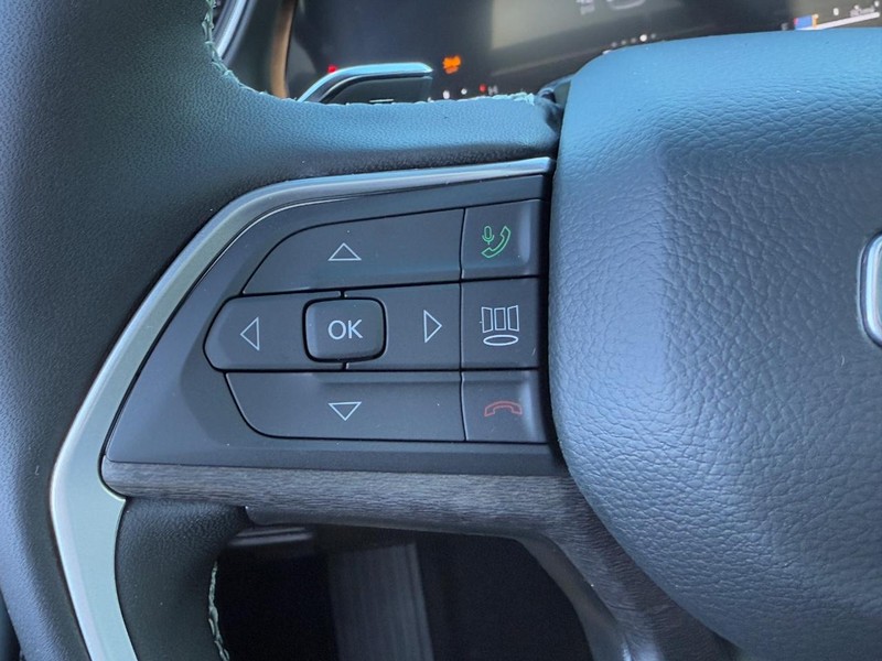 Jeep Grand Cherokee L Vehicle Full-screen Gallery Image 14