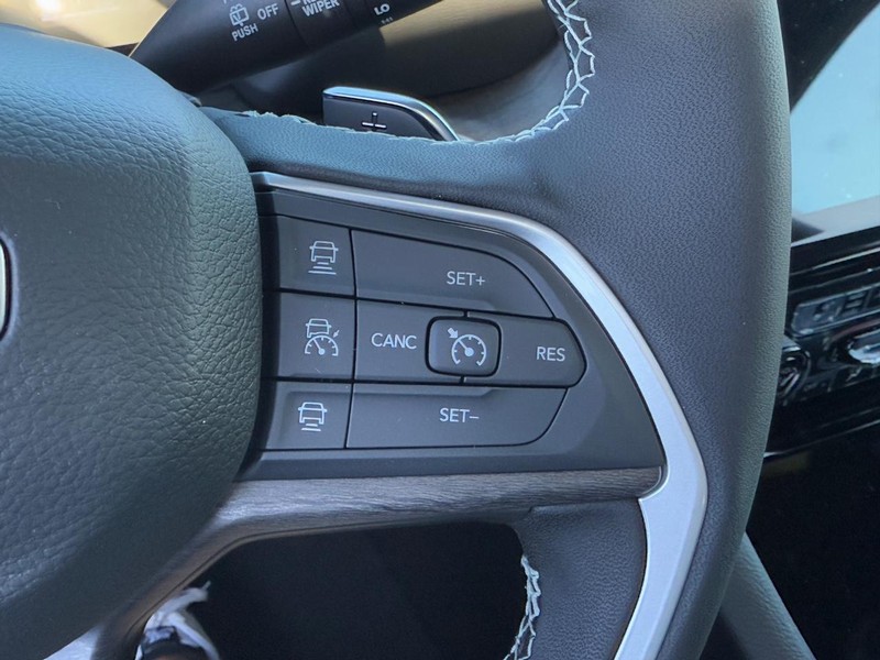 Jeep Grand Cherokee L Vehicle Full-screen Gallery Image 15