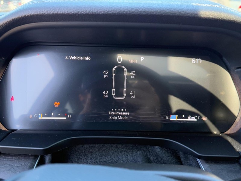 Jeep Grand Cherokee L Vehicle Full-screen Gallery Image 16