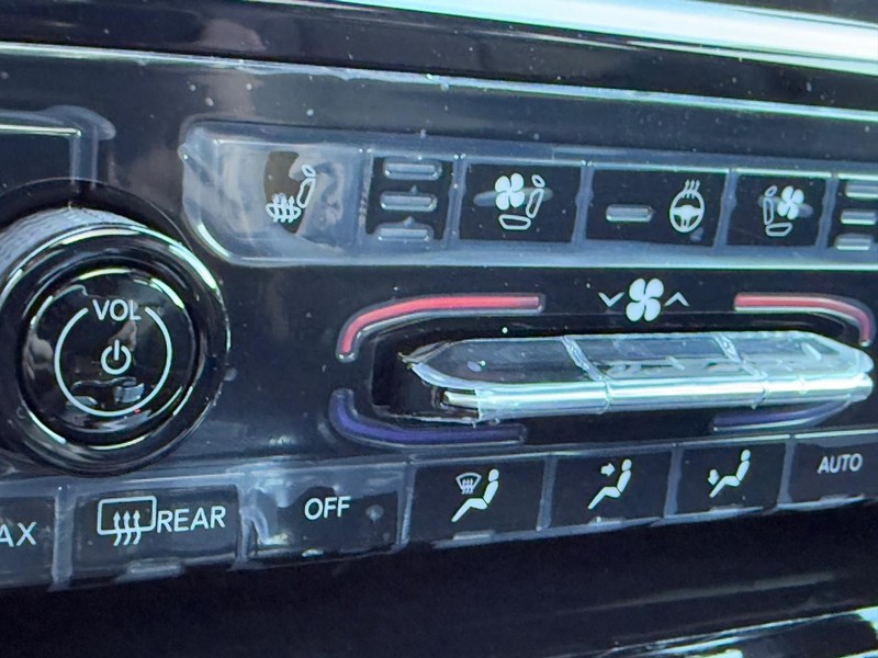 Jeep Grand Cherokee L Vehicle Full-screen Gallery Image 17