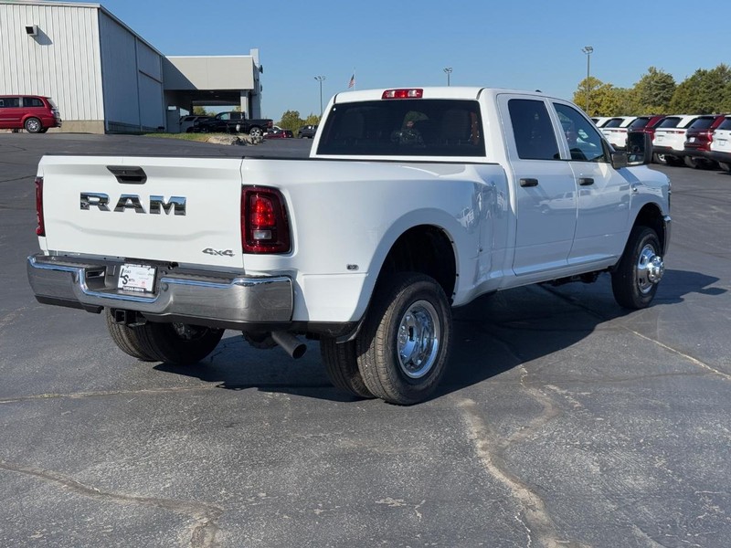 Ram 3500 Vehicle Full-screen Gallery Image 3