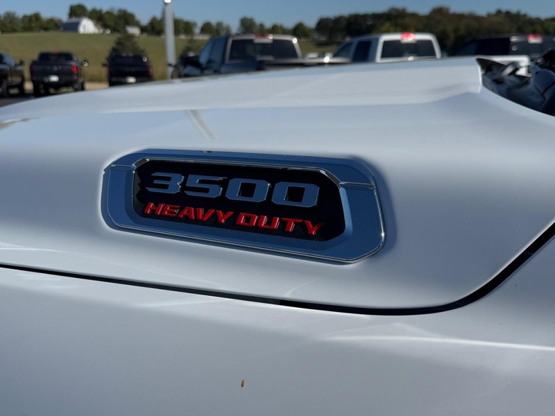 Ram 3500 Vehicle Full-screen Gallery Image 6