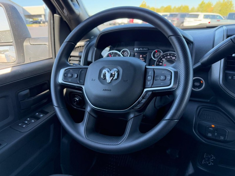 Ram 3500 Vehicle Full-screen Gallery Image 9