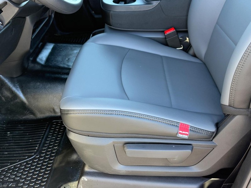 Ram 3500 Vehicle Full-screen Gallery Image 12