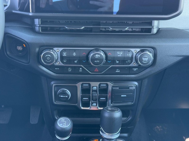 Jeep Gladiator Vehicle Full-screen Gallery Image 8