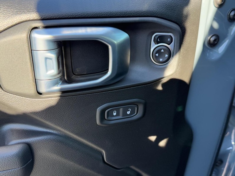 Jeep Gladiator Vehicle Full-screen Gallery Image 9