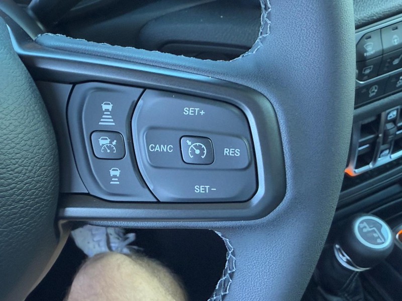 Jeep Gladiator Vehicle Full-screen Gallery Image 12