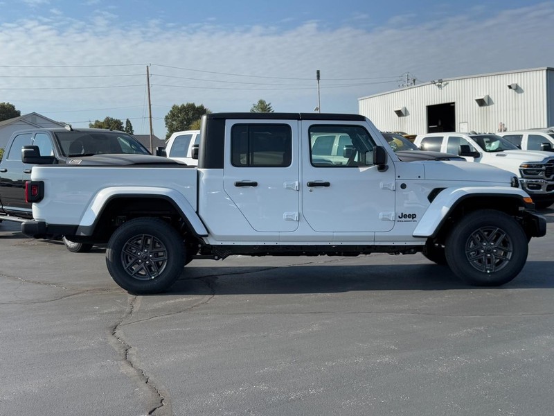 Jeep Gladiator Vehicle Full-screen Gallery Image 2
