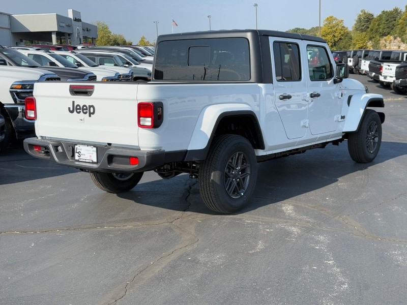 Jeep Gladiator Vehicle Full-screen Gallery Image 3