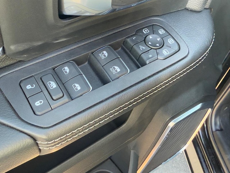 Ram 2500 Vehicle Full-screen Gallery Image 7